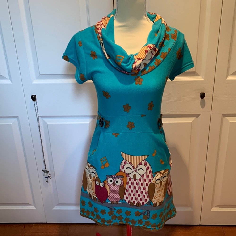 Schwing size medium tunic top turquoise and owl pattern, has pockets